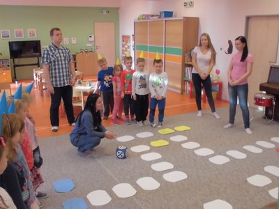 Koťata  hrají živé" Člověče, nezlob se"