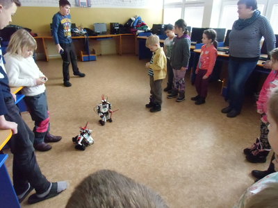 Koťátka si to vyzkoušela ve škole i s roboty:)