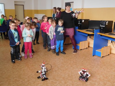 Předškoláci si hrají s roboty v ZŠ Mendelova