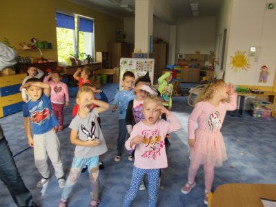 Sluníčka si hrají, tancují a slaví narozeniny