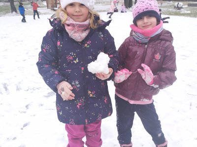 První sníh a děti třídy Koťátek na školní zahradě