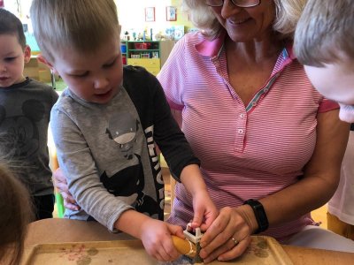 Broučci, Montessori aktivity a mlsání lázeňských oplatků ... Děkujeme paní Malačkové :o)