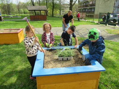 Malí zahradníci na školní zahradě