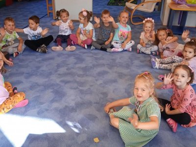 "Sluníčka a noví kamarádi první den ve školce:)"