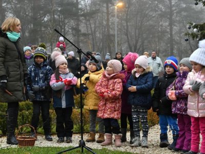 KOŤÁTKA  KOLEDOVALA V LÁZNÍCH DARKOV