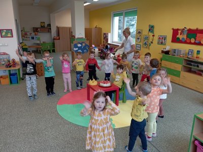 Kuřátka sadí kytičky, chystají se na Velikonoce a Daneček slaví narozeniny